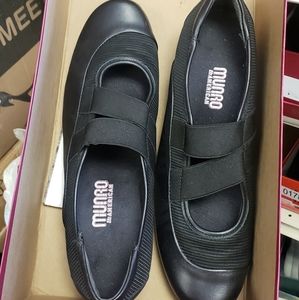 Size 7.5 munro shoes
